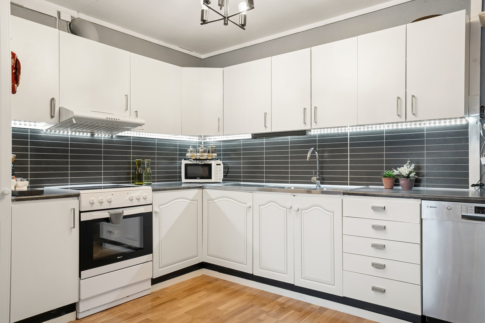 Det er rikelig med skap- og benkeplass, og belysningen under overskapene skaper en behagelig arbeidssone Galleribilde