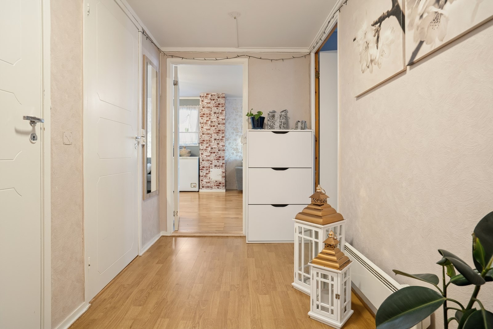 Fra gangen har du tilgang til begge soverommene, badet og stue/kjøkken Galleribilde