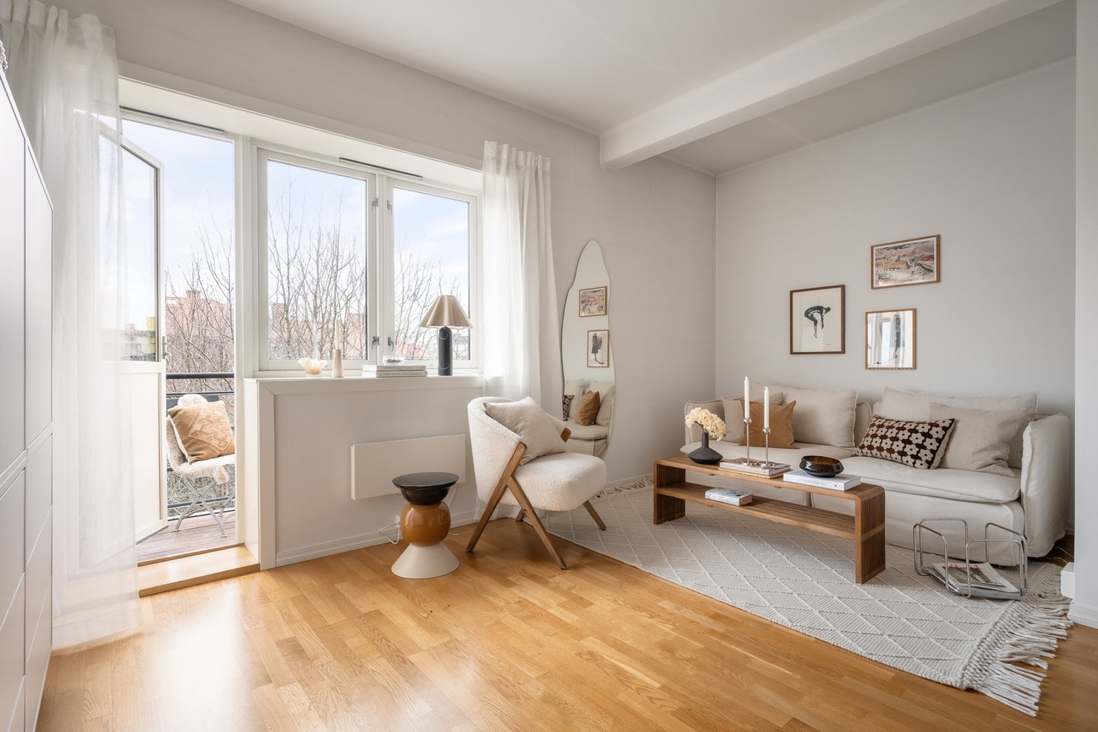 Stue med god plass til sofagruppe og tilhørende møblement. Galleribilde