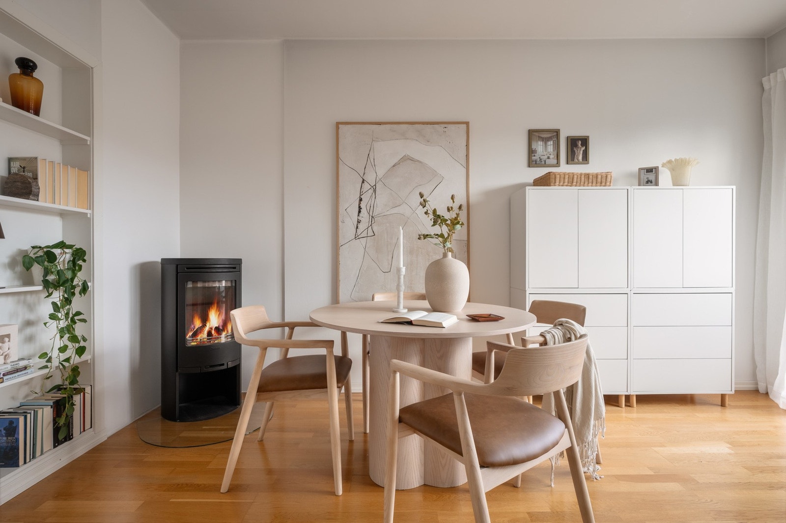 Stuen er malt i en tidsriktig fargetone. Galleribilde