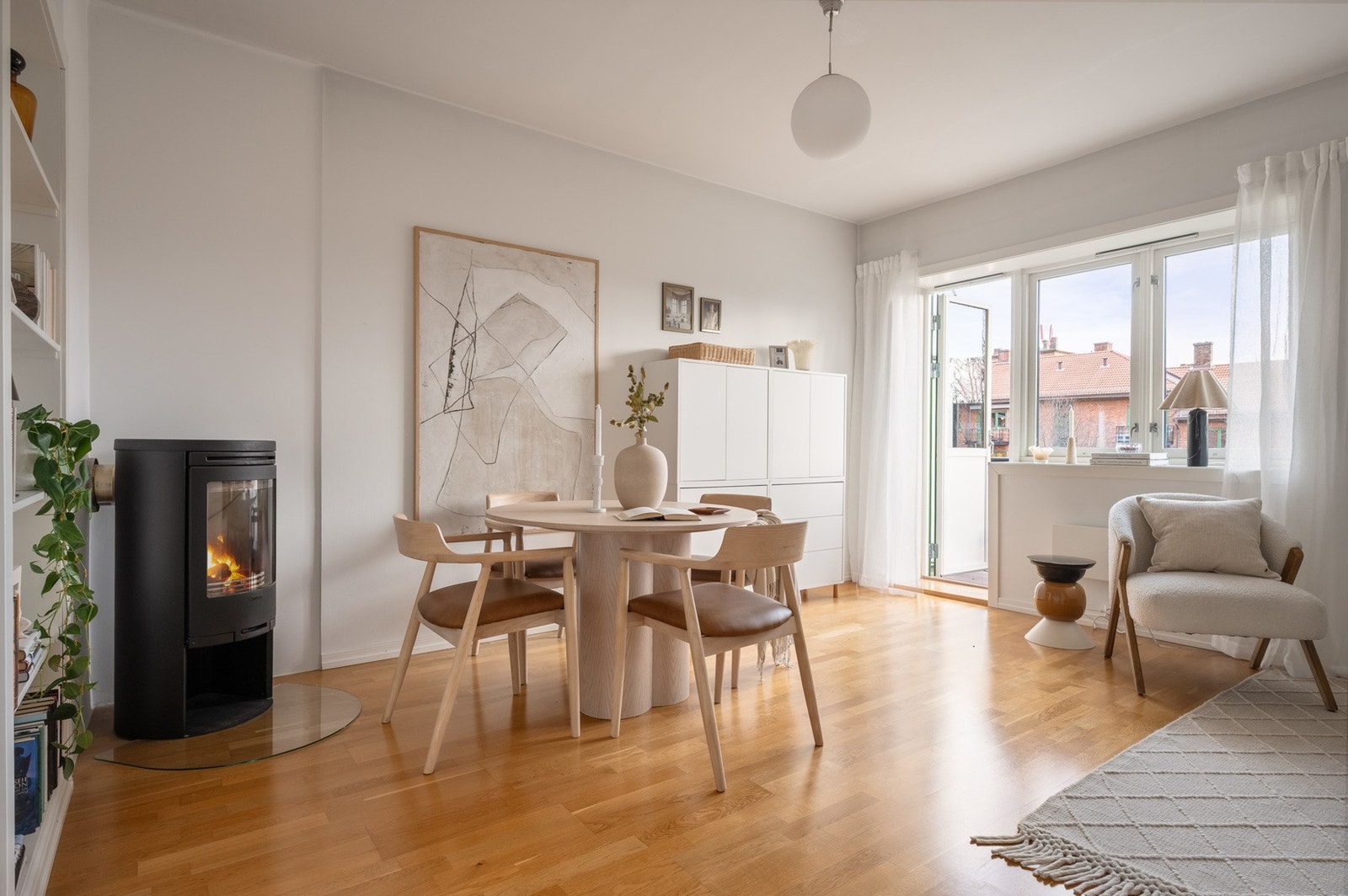 Denne fine leiligheten ligger høyt og fritt til i byggets fjerde etasje. Galleribilde