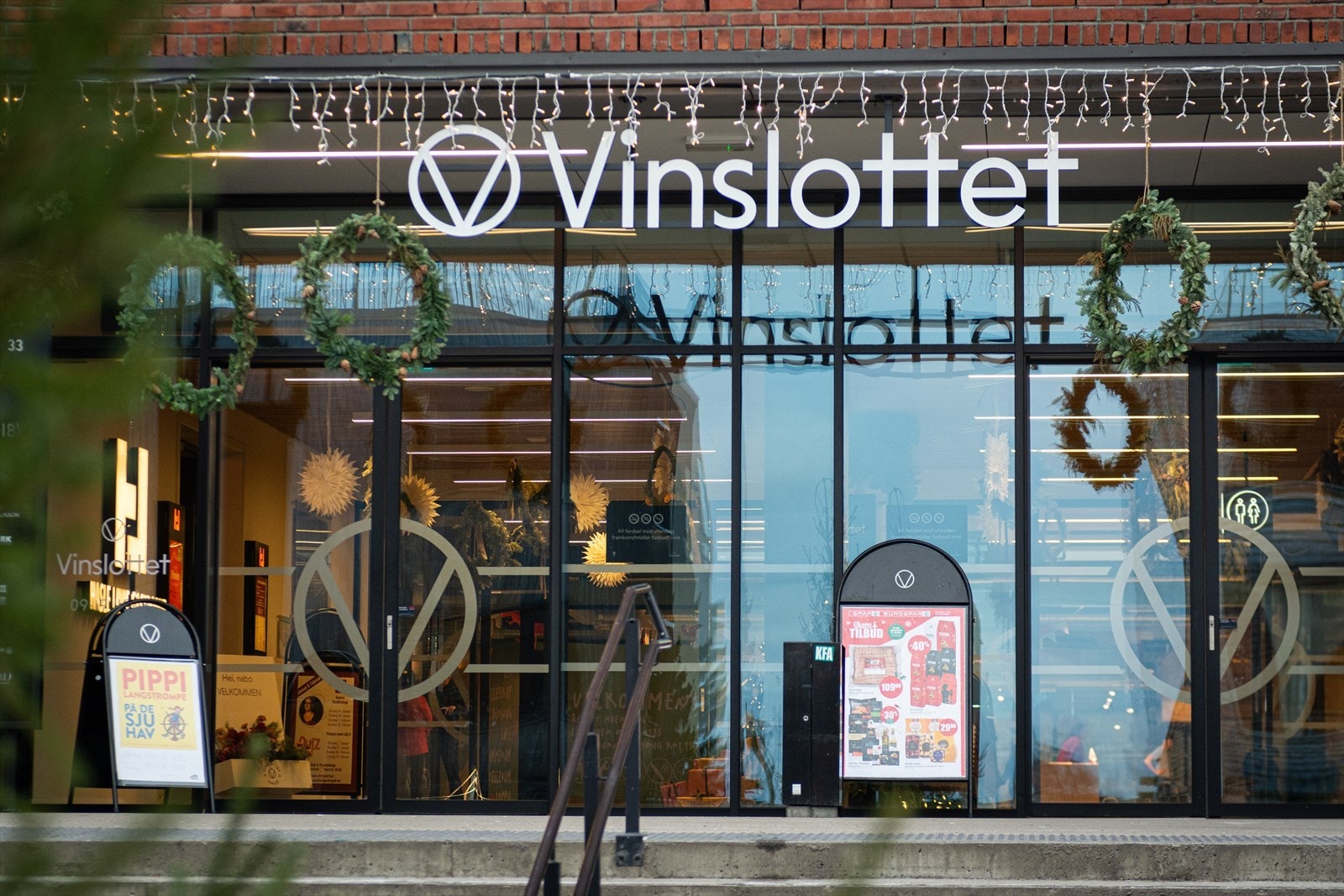 Vinslottet med matbutikk, spisesteder, Lille Lab (innendørs lekeplass) samt en rekke andre servicetilbud har du 2 minutter unna leiligheten. Hit kan du gå tørrskodd via garasjeanlegget. Galleribilde