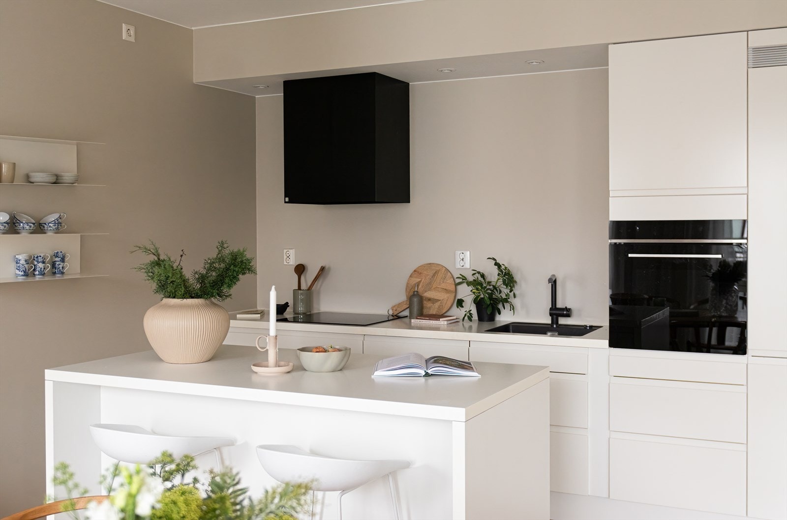 Integrert komfyr, induksjon platetopp, kombiskap og oppvaskmaskin. Galleribilde