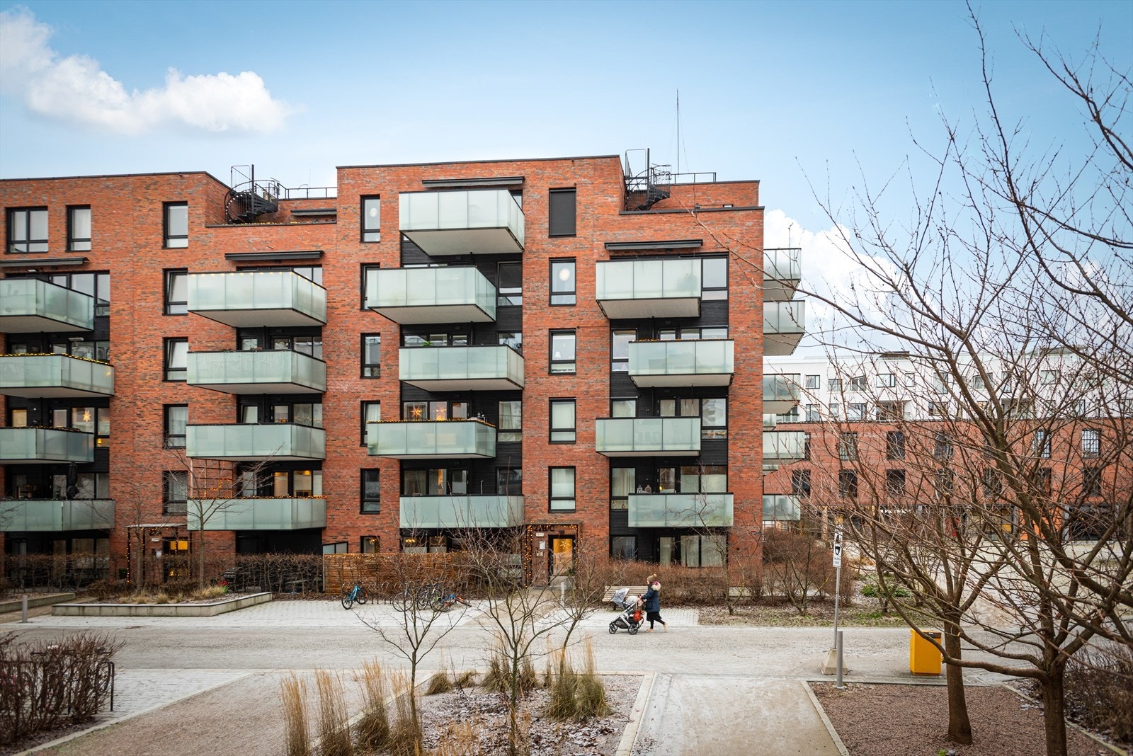 Barnevennlig, rolig og sentralt. Fellesarealene er grønne og frodige på sommerstid, med mye luft mellom byggene. Galleribilde