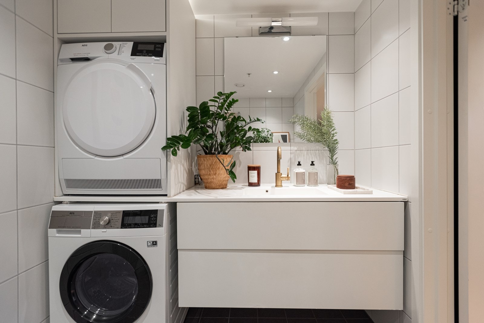 Badet er påkostet med skap- og skuffeinnredning fra Svane kjøkken, helstøpt vask og benkeplate fra Kuma med blandebatteri i messing. Galleribilde