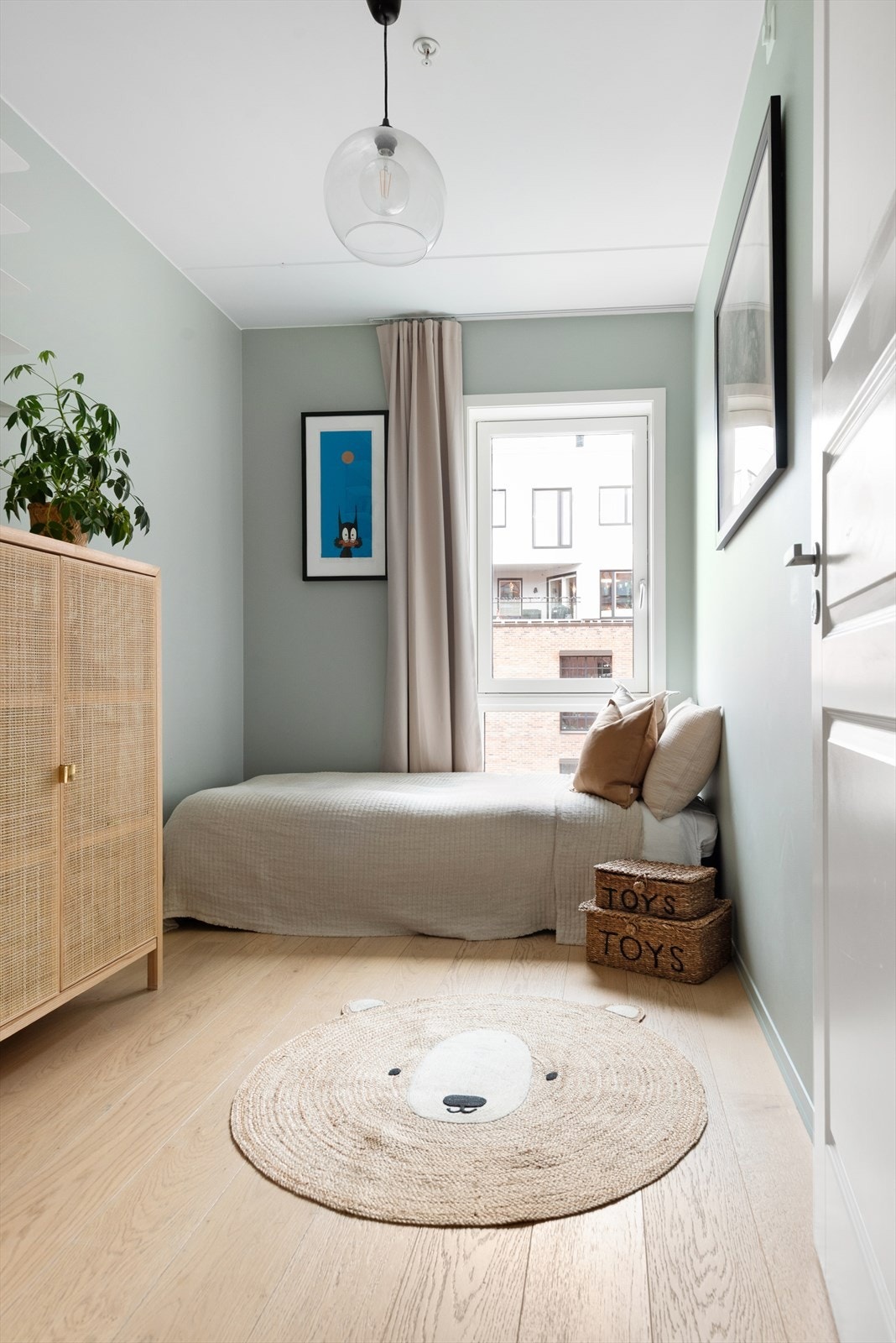 Soverom II, også dette av god størrelse. Alle leilighetens vinduer vender ut mot rolige, bilfrie fellesområder. Galleribilde