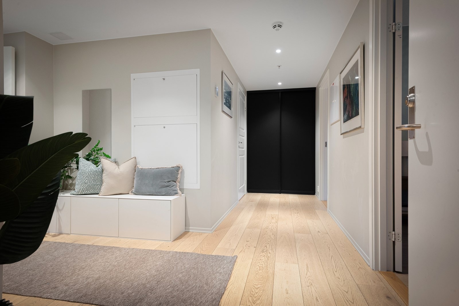 Rett fram har du skyvedørsgarderobe med god plass til yttertøy, sko og diverse. Galleribilde
