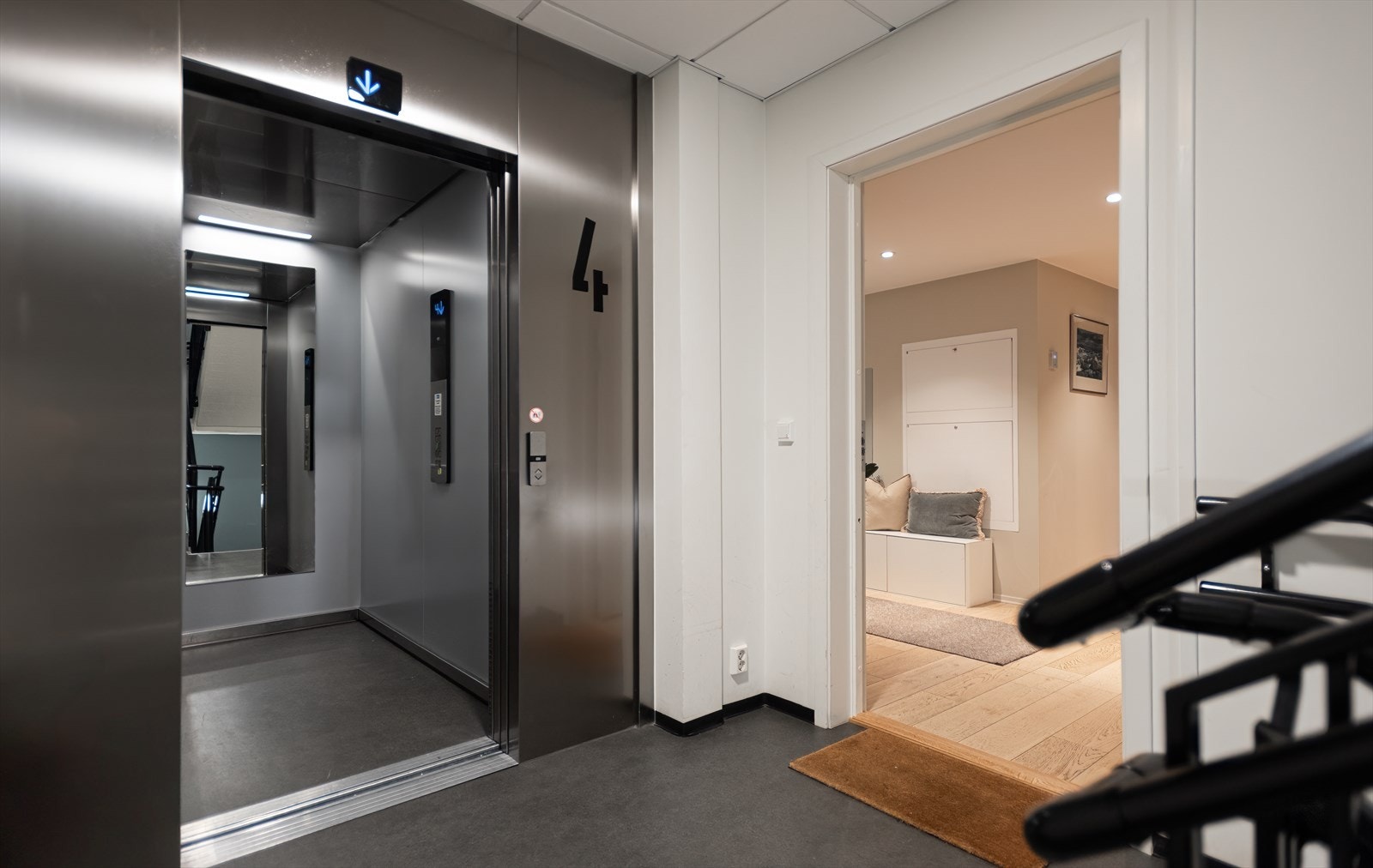 Det er heisadkomst fra leilighet ned til utgang og garasjekjeller. Galleribilde