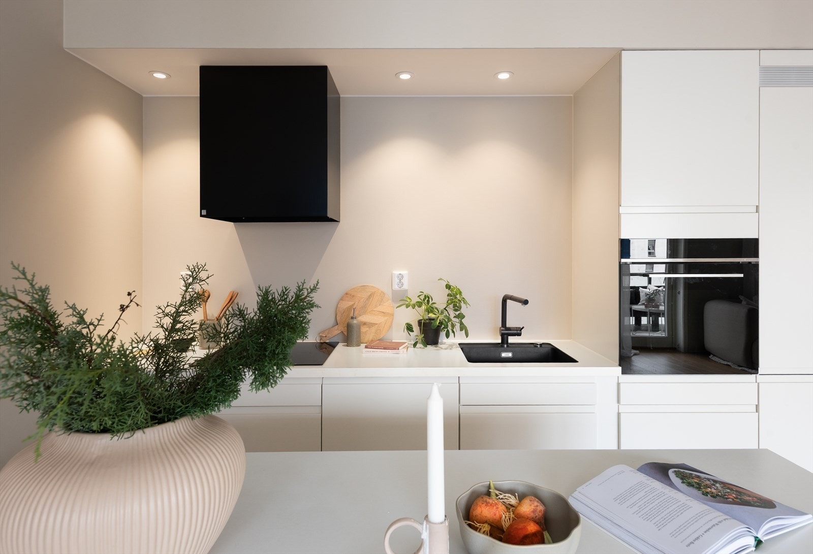 Kjøkkenet har avtrekksvifte fra Røroshytta. I tillegg har boligen balansert ventilasjon med avtrekk via ventil i taket og tilluft gjennom luftekanaler. Galleribilde