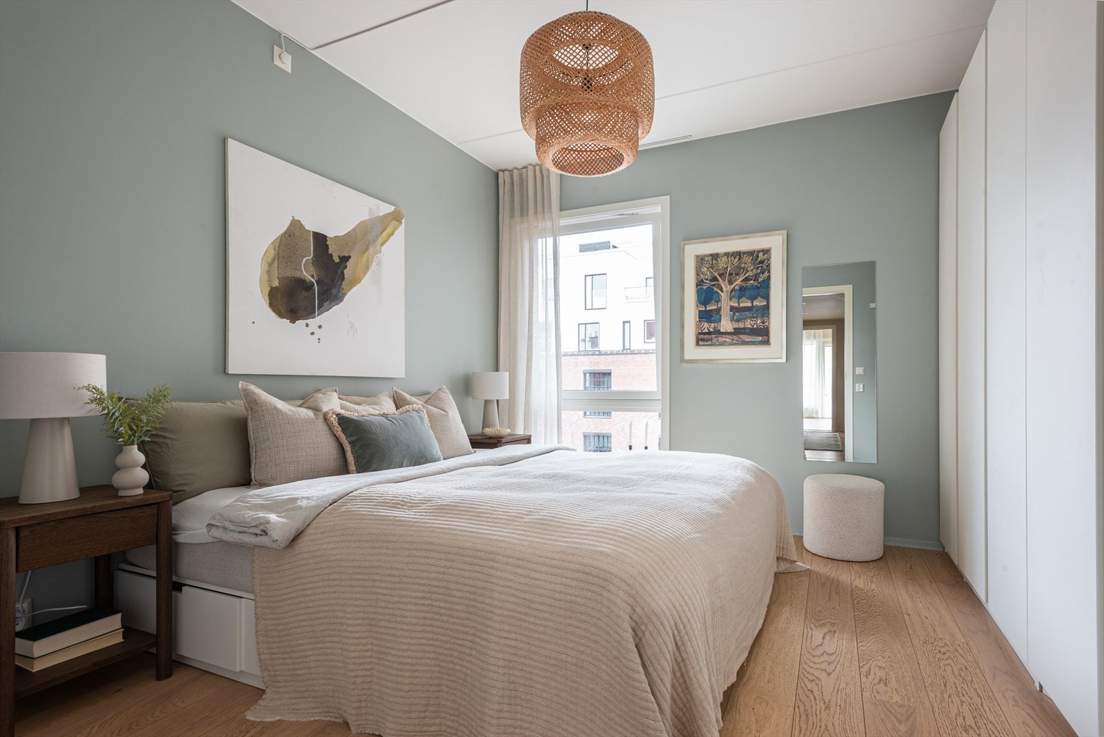 Hovedsoverom av god størrelse med plass til dobbeltseng, nattbord og garderobeløsninger. Galleribilde