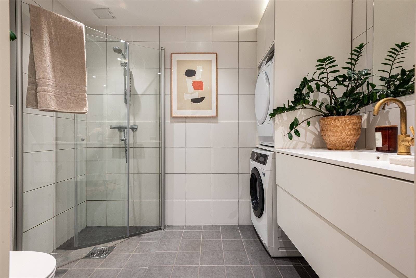 Stort, lyst og delikat bad med downlights og varme i gulv. Galleribilde