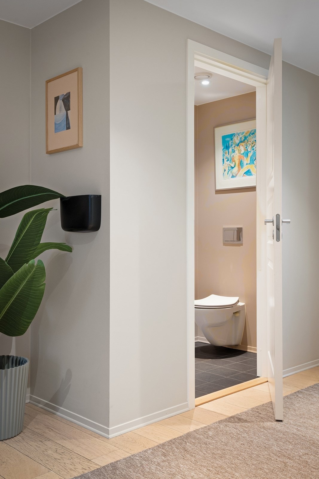 I tilknytning til gangen er det et separat toalett - praktisk når man har gjester på besøk. Galleribilde