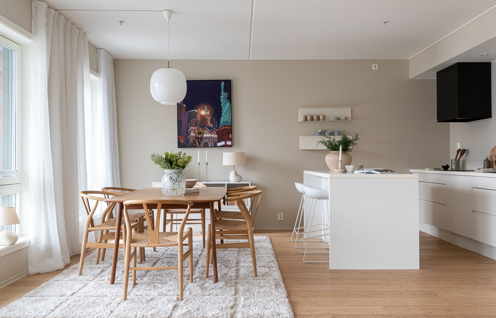 Kjøkken/stue med god plass til langbord - perfekt for sosiale sammenkomster! Galleribilde