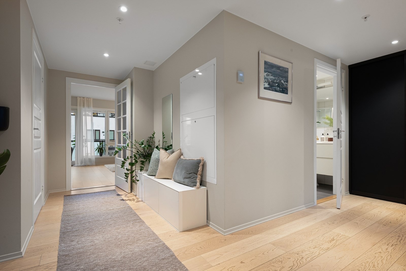 Velkommen inn! Den store gangen er lys og innbydende med mye skapplass. Galleribilde