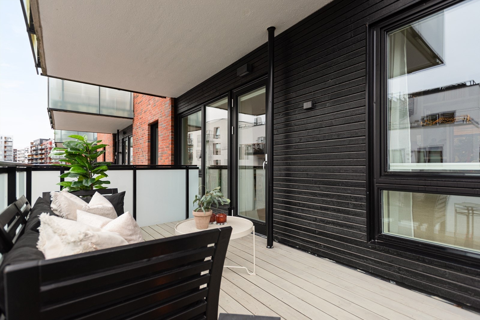 Her er det god plass til utemøblement og grill. Galleribilde