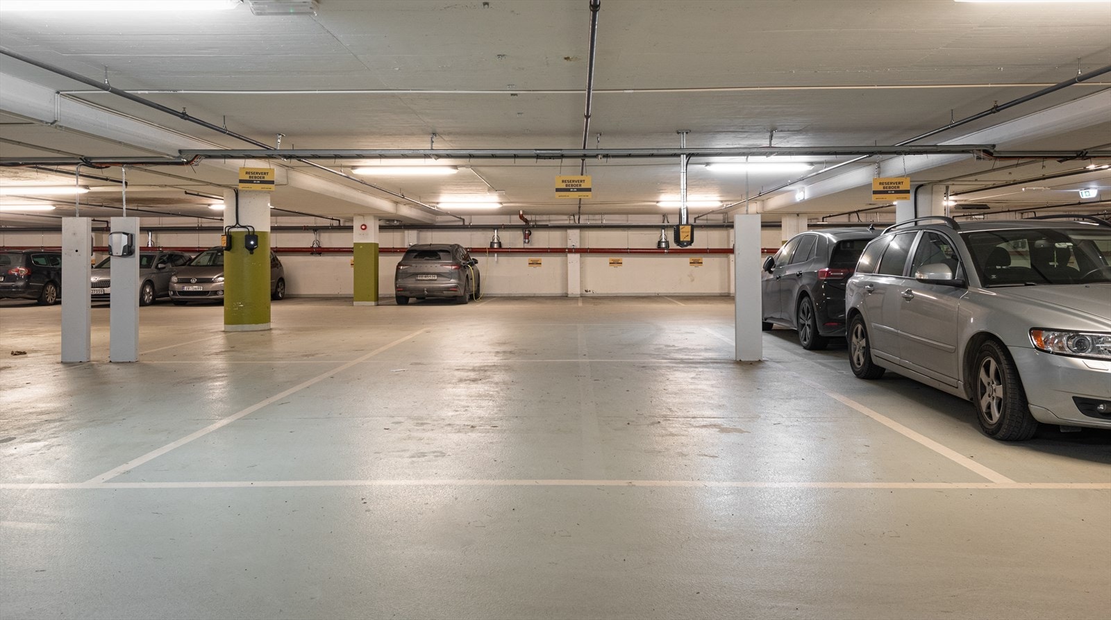 Med leiligheten følger ekstra stor garasjeplass (tydelige oppmerkede linjer). Galleribilde