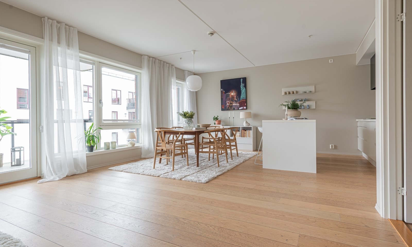 Leiligheten er fra 2017 og fremstår moderne og eksklusiv med bla. snekkerbygde løsninger, 1-stavs parkett og lekkert Sigdal-kjøkken. Galleribilde