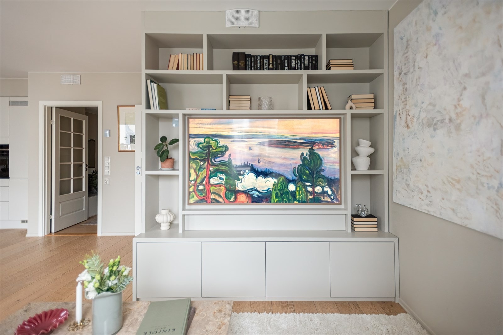 Ingen synlige ledninger og godt med oppbevaring i skap under TV. Galleribilde