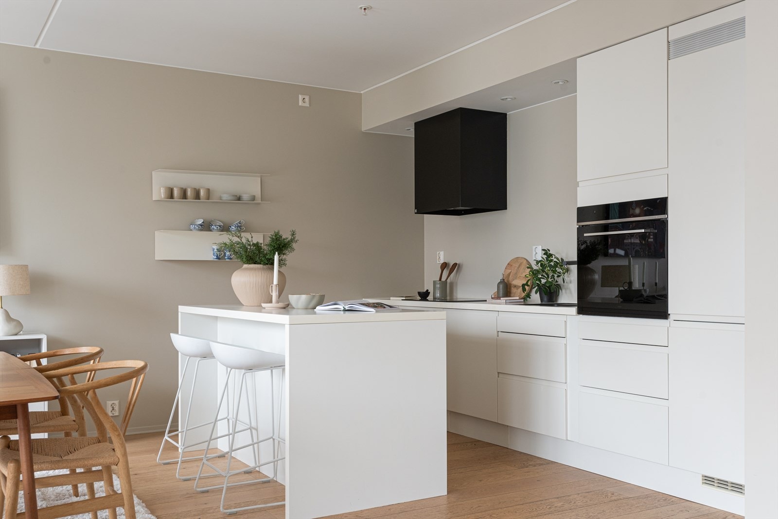 Stilig kjøkkenøy som gir ekstra skap, og benkplass. Galleribilde