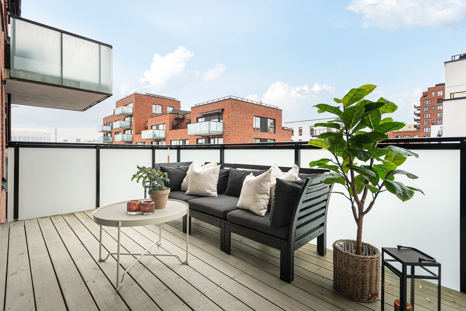 Her bor du i byggets 4.etg med en meget god intern beliggenhet og en stor, solrik balkong med hyggelig utsyn. Galleribilde