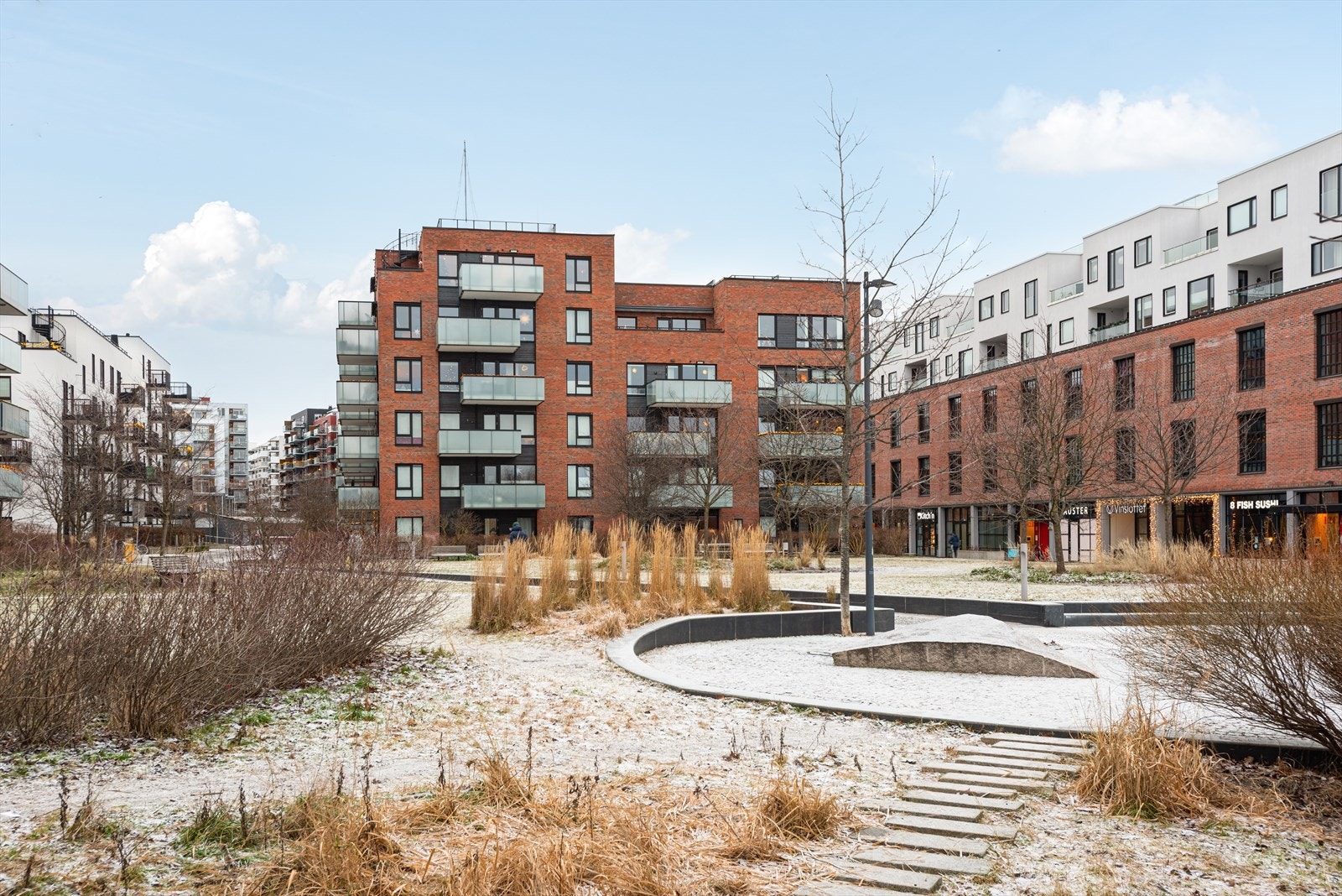 Foran bygget er det store, åpne grøntarealer og langt til nærmeste bygg. Galleribilde