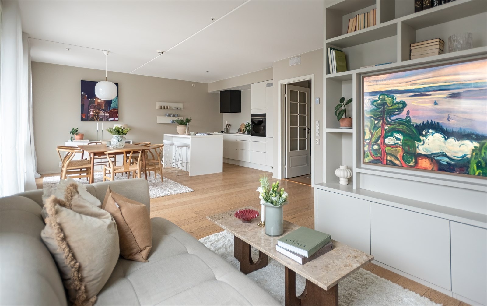 Sofahjørne med stor sofa, salongbord og lekkert snekkerbygget TV-møbel. Galleribilde