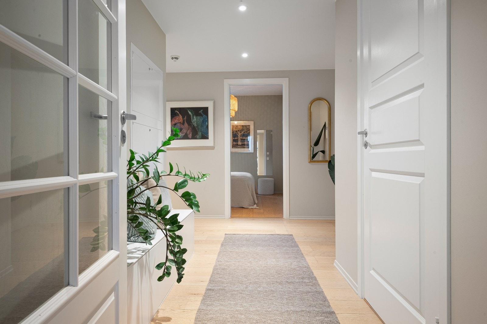 Begge soverommene er praktisk plassert i den ene enden av leiligheten med tilgang til stort bad. Til høyre er det et separat gjestetoalett. Galleribilde