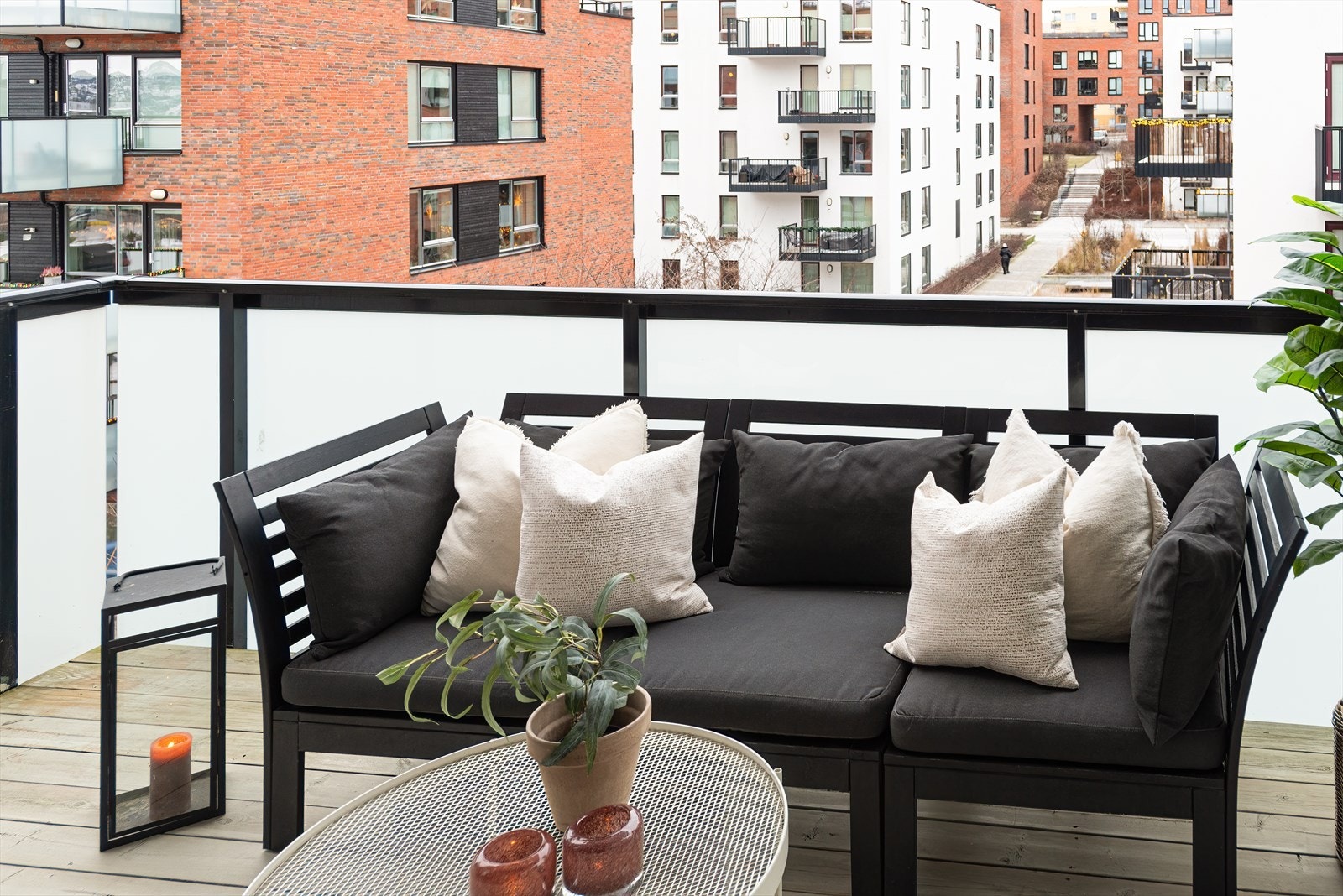 Leiligheten ligger plassert slik at du har hyggelig og fritt utsyn over bred gangvei mellom byggene foran. Galleribilde