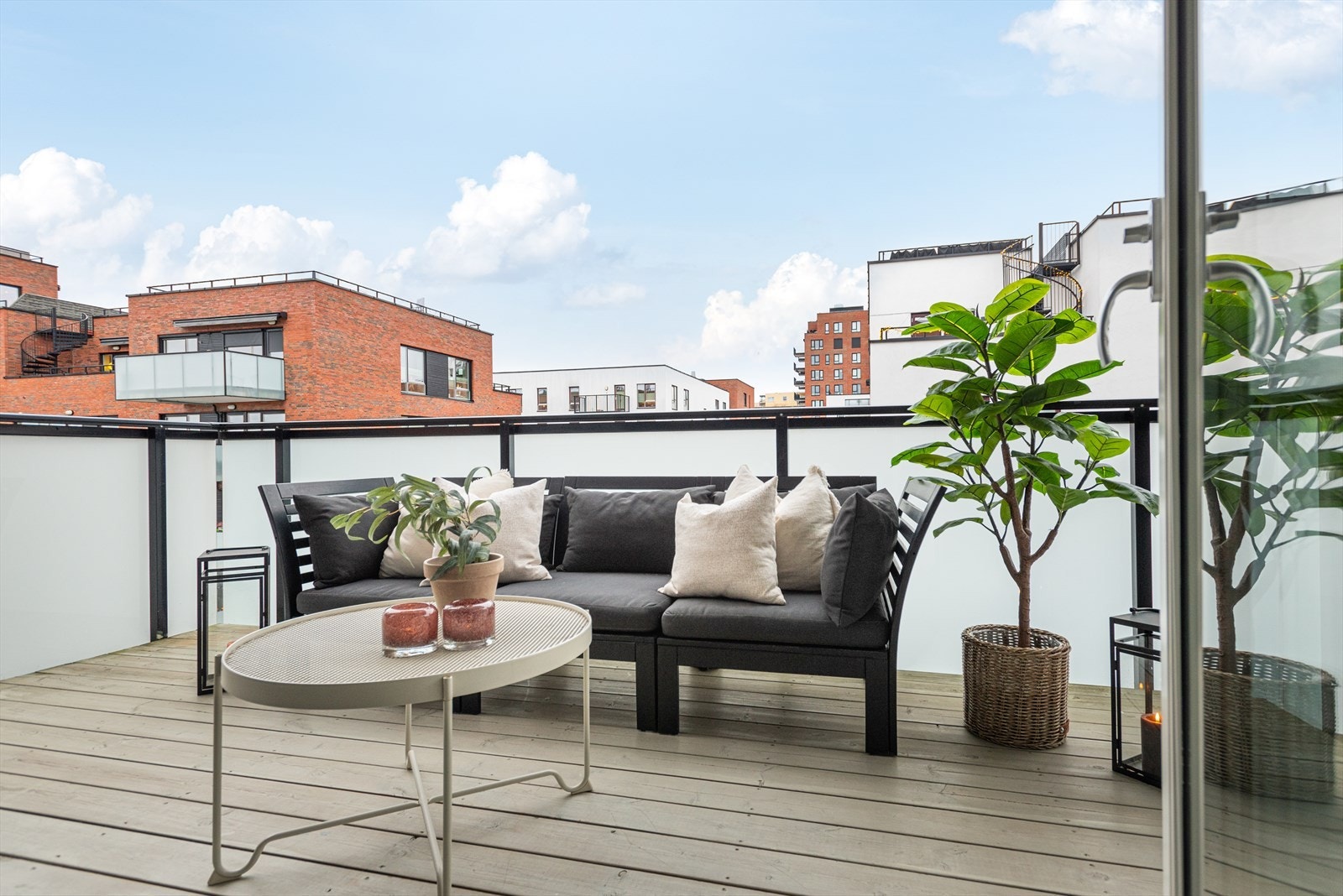 Balkongen ligger høyt og fritt med sol fra 14.30-21.00. Galleribilde