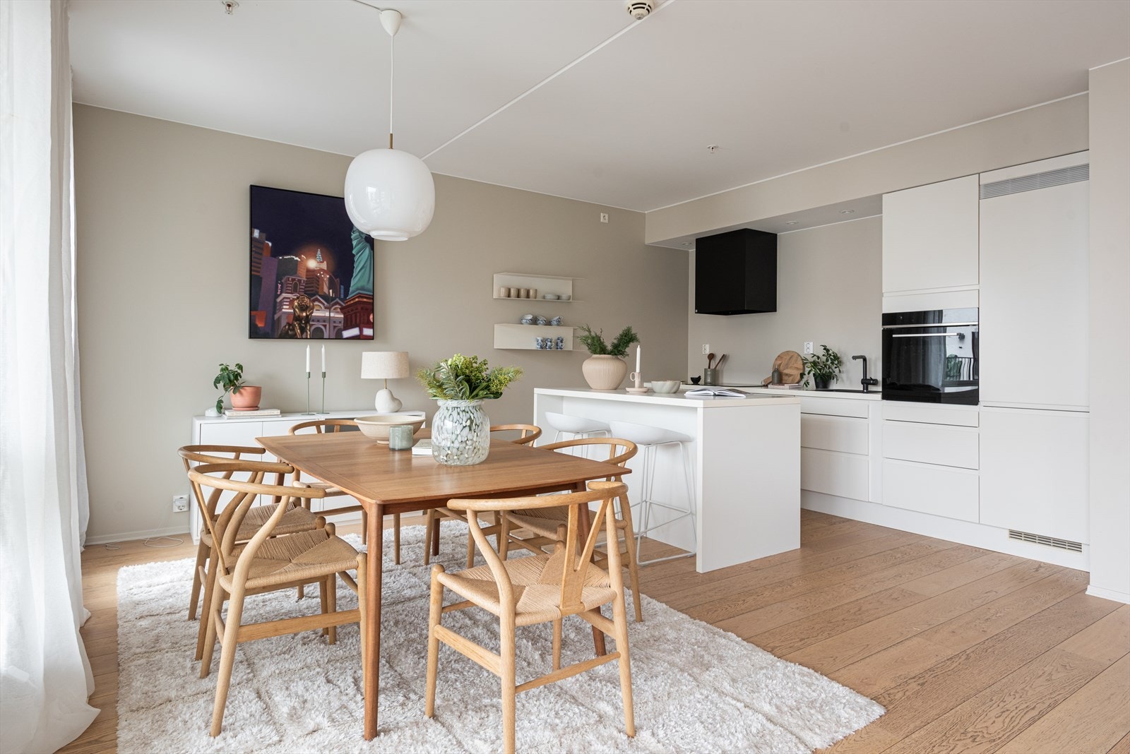 Hyggelig spiseplass i tilknytning til moderne og stilrent Sigdal-kjøkken. Galleribilde