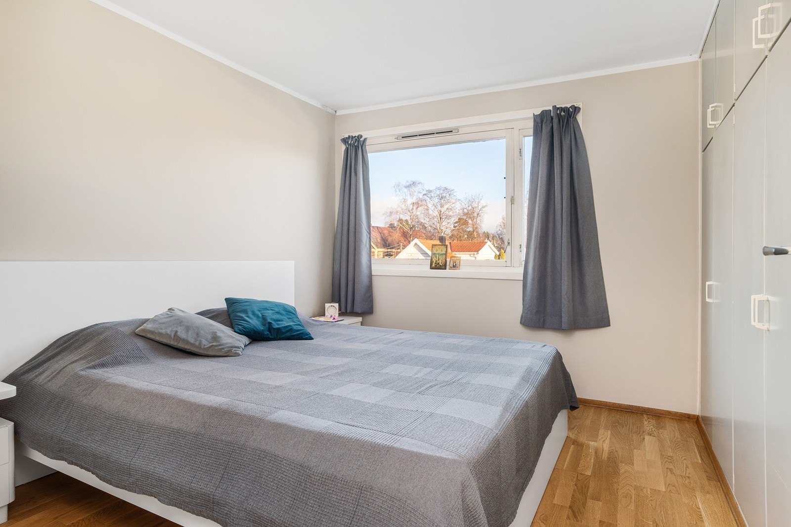 Soverom 1 er av god størrelse. God plass til dobbeltseng med tilhørende nattbord og annet ønsket møblement. Alle soverom venter inn mot rolige omgivelser Galleribilde