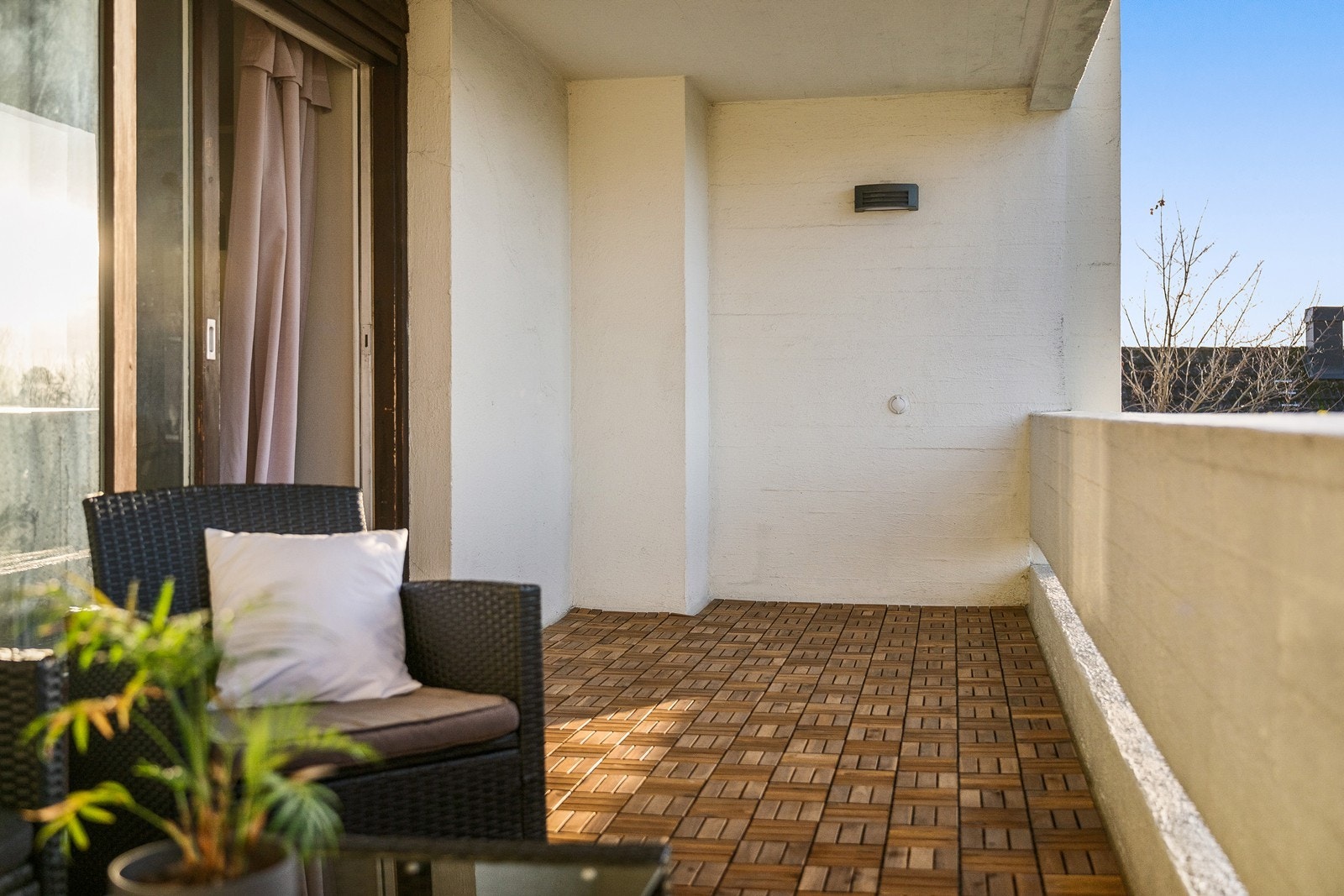 God plass til å innrede med sittegruppe, grill, planter og annet ønsket inventar Galleribilde