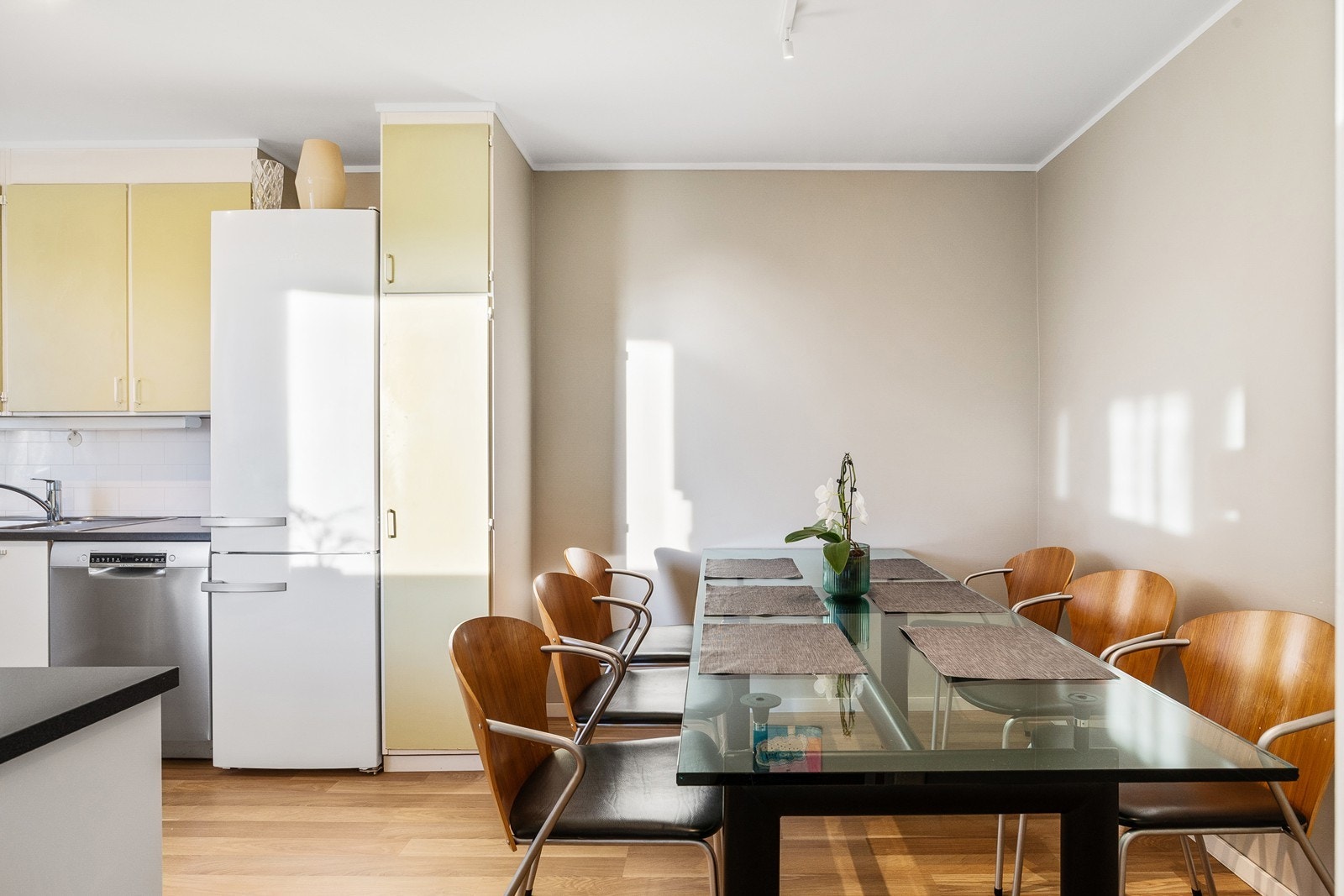 Praktisk og delvis adskilt kjøkken med naturlig plass til stor spisegruppe Galleribilde