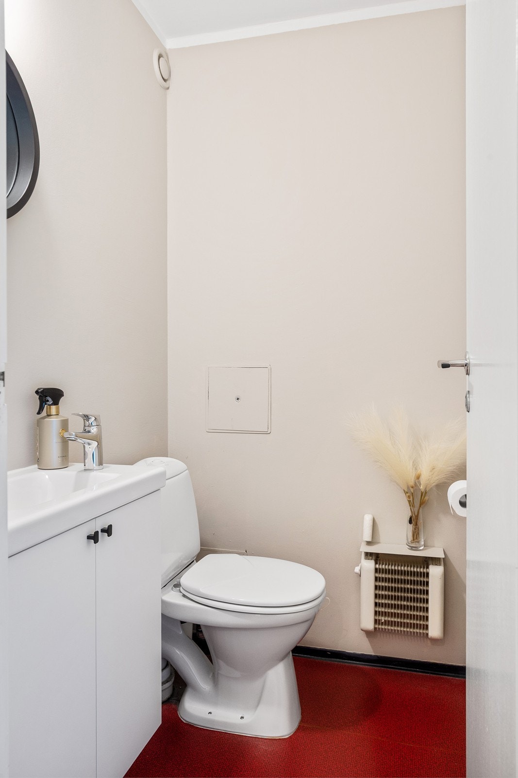 Praktisk seperat toalettrom med innredning bestående av wc, servant, servantskap og mekanisk avtrekk Galleribilde