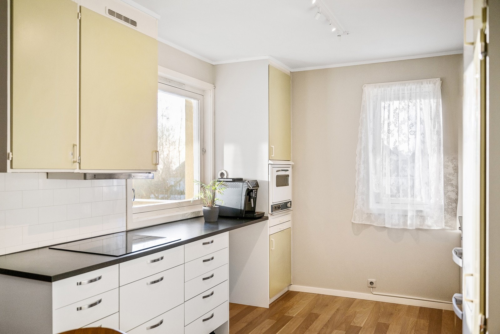 Gjennomgående i leiligheten er de store vindusflatene. Himlingshøyde målt til 2,4 m Galleribilde