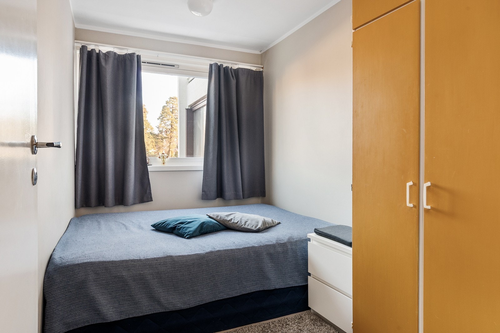 Soverom 2 er også av god størrelse og egner seg utmerket som gjesterom/ barnerom. Alle soverommene vender mot rolige omgivelser Galleribilde