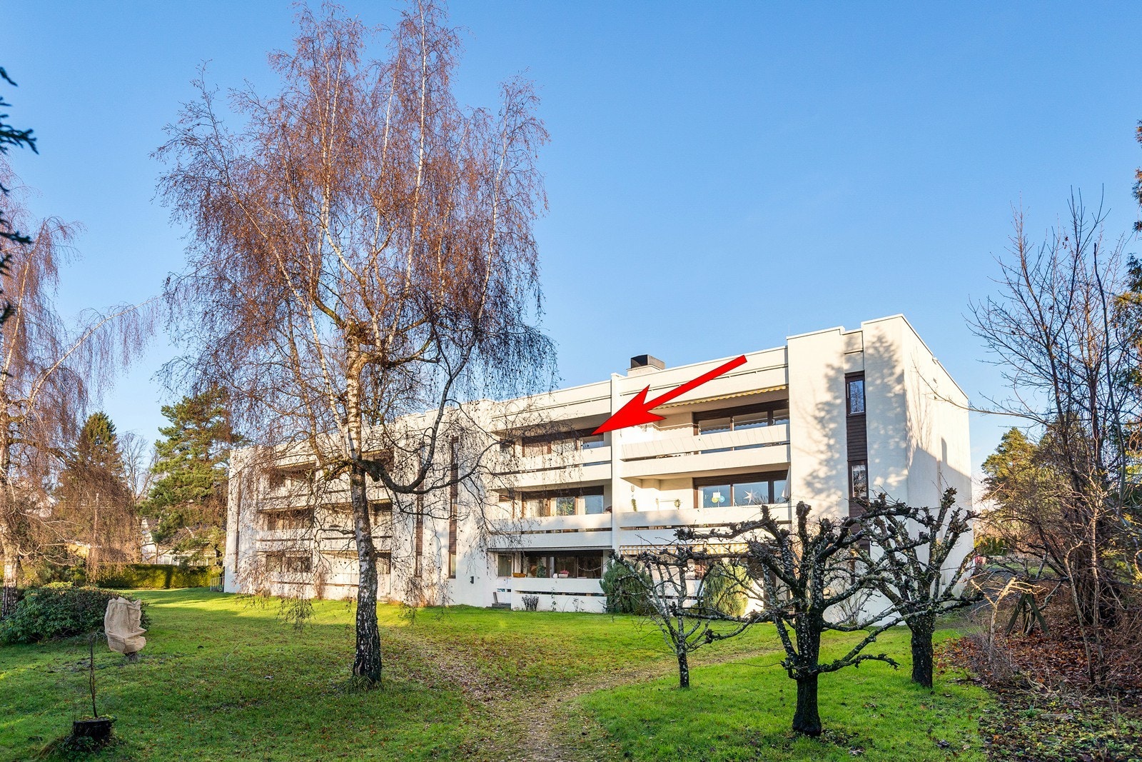 Fasade. I umiddelbar nærhet finner du blant annet nærbutikk og svært gode kollektivmuligheter med både buss, tog og flytoget Galleribilde