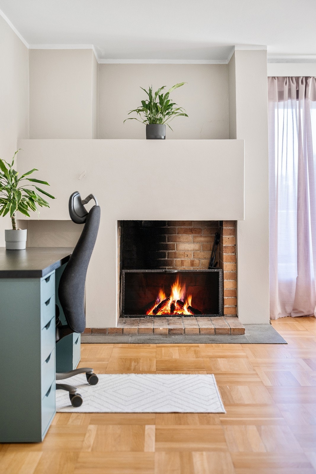 Peis som bidrar til en lun og god atmosfære. Varmer godt på kalde vinterdager Galleribilde