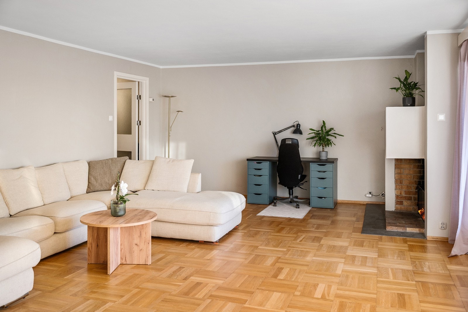 Elegant og klassisk parket i hele stuen Galleribilde