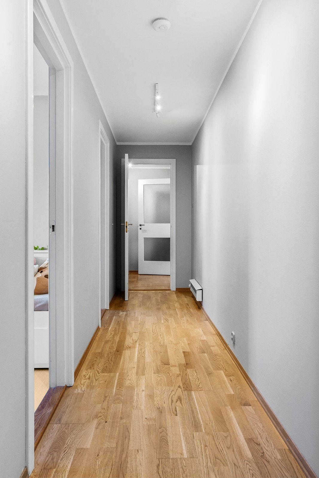 Innbydende entré som deler opp leilighetens øvrige rom Galleribilde