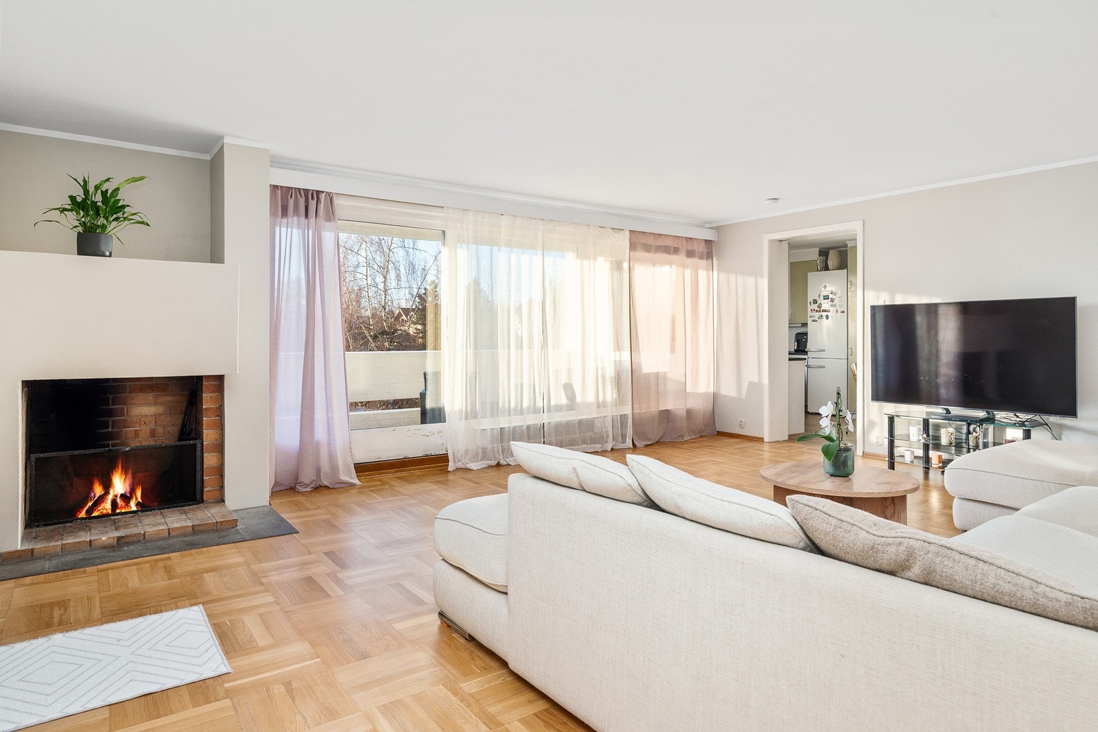 Sander Flåte v/ Nordvik Eiendomsmegling har gleden av å presentere Gamle Ringeriksvei 13 B. En stor og attraktiv 4(5)-roms eierseksjon beliggende på populære Stabekk. Foto: STUDIO OSLO AS v/ Kristin Galleribilde