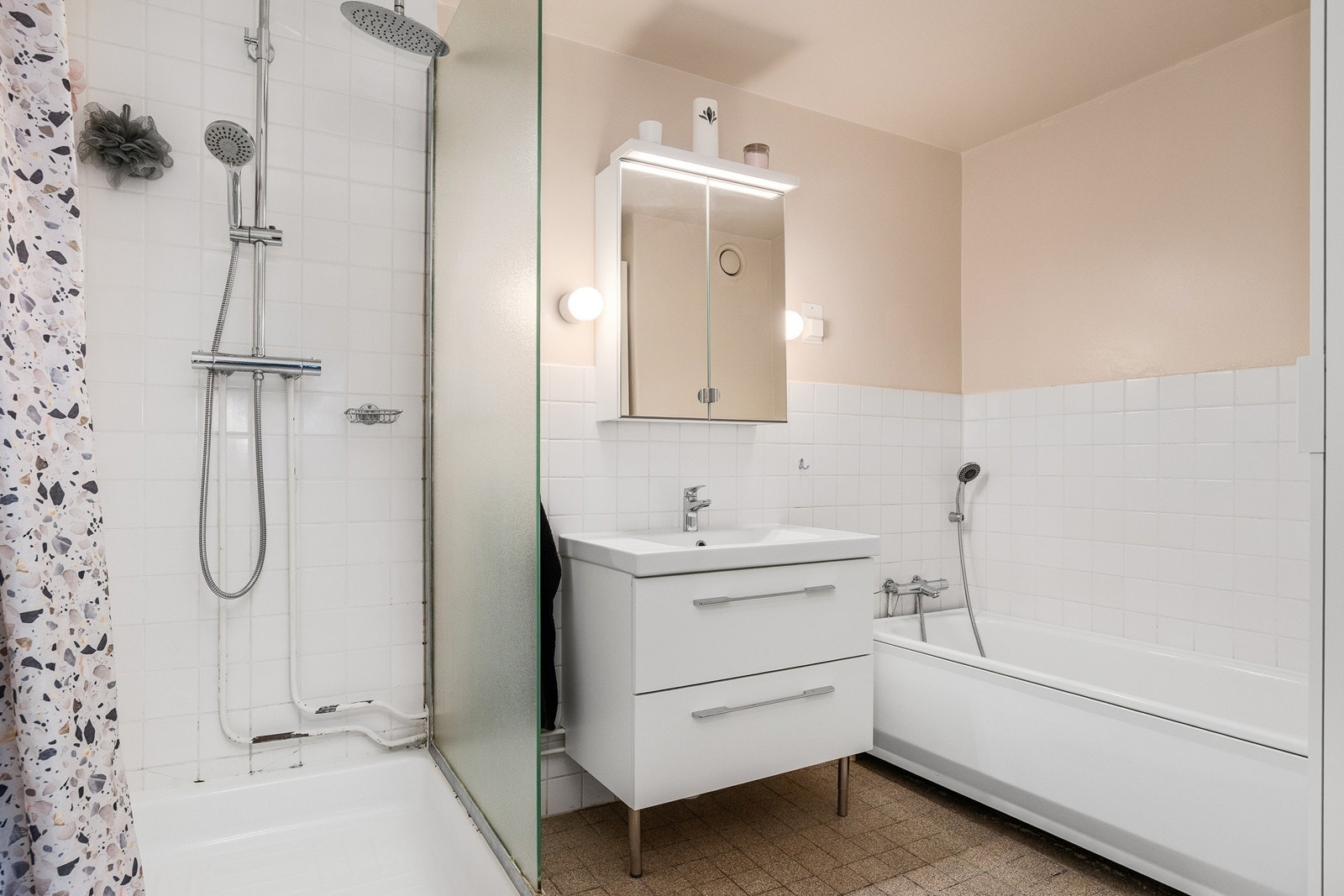 Innredning bestående av dusjhjørne, servant, servantskap, badekar og mekanisk avtrekk Galleribilde