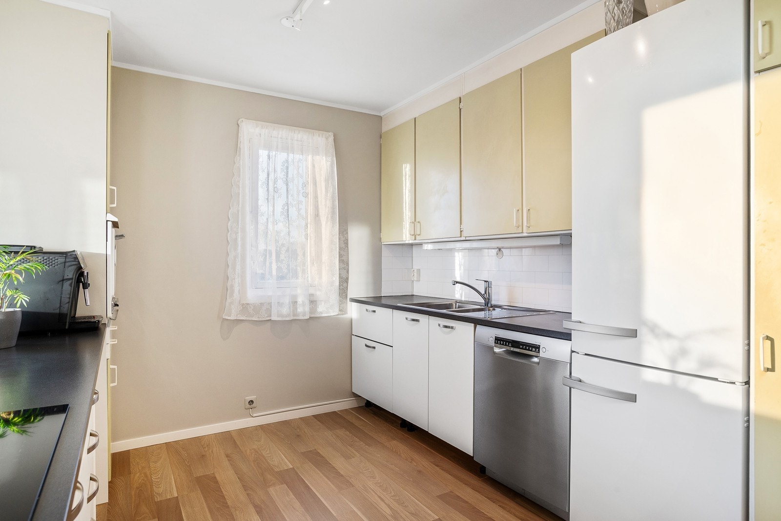 Innredning bestående av mekanisk avtrekksvifte over stekesonen og opplegg for oppvaskmaskin. Det er integrert stekeovn og platetopp Galleribilde