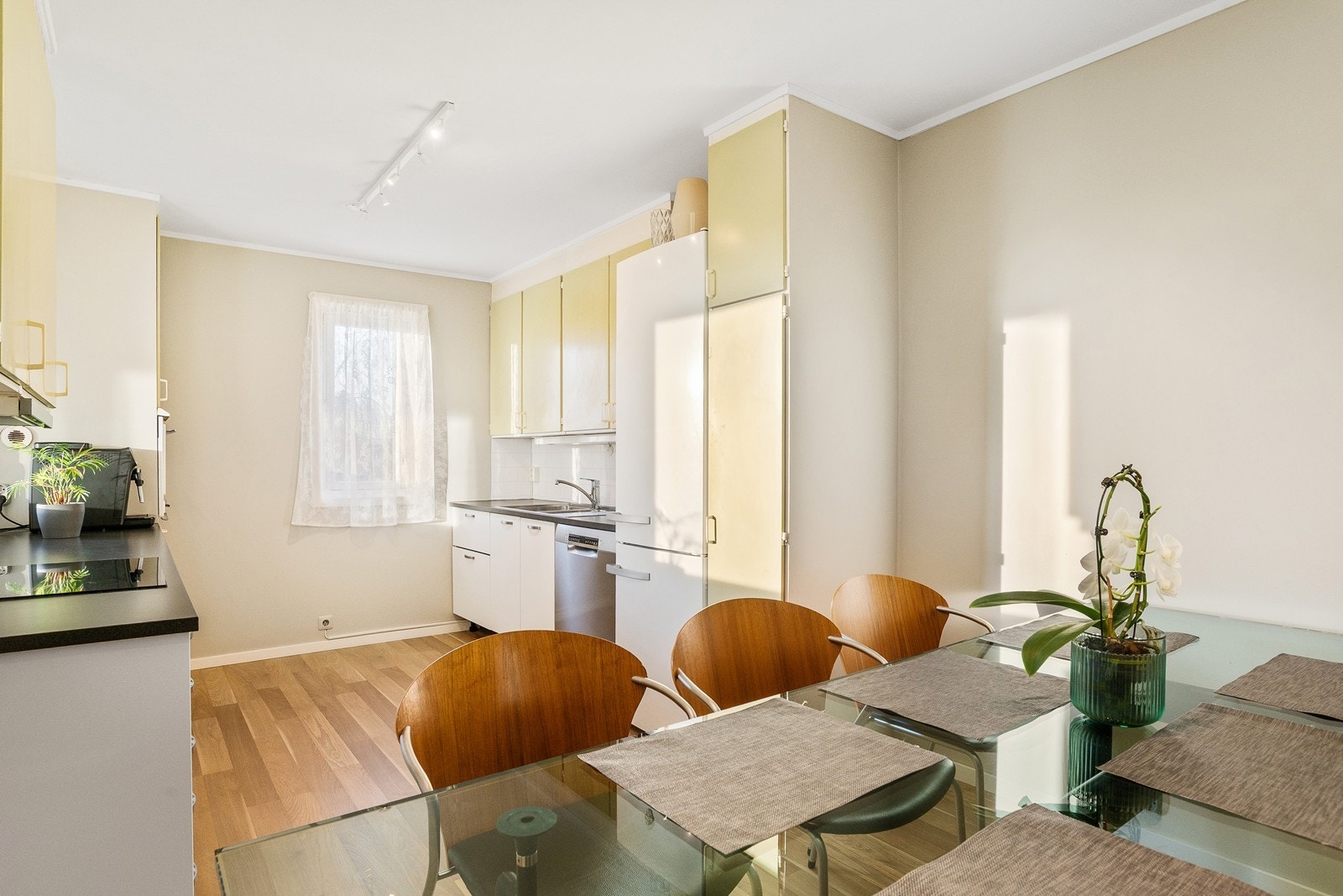 Leiligheten har behov for modernisering og gir gode muligheter til å skape ditt drømmehjem. Dersom du har behov for 4 soverom har man mulighet til å flytte kjøkkenet ut og lage soverom 4 her hvor kjøkkenet har vært Galleribilde