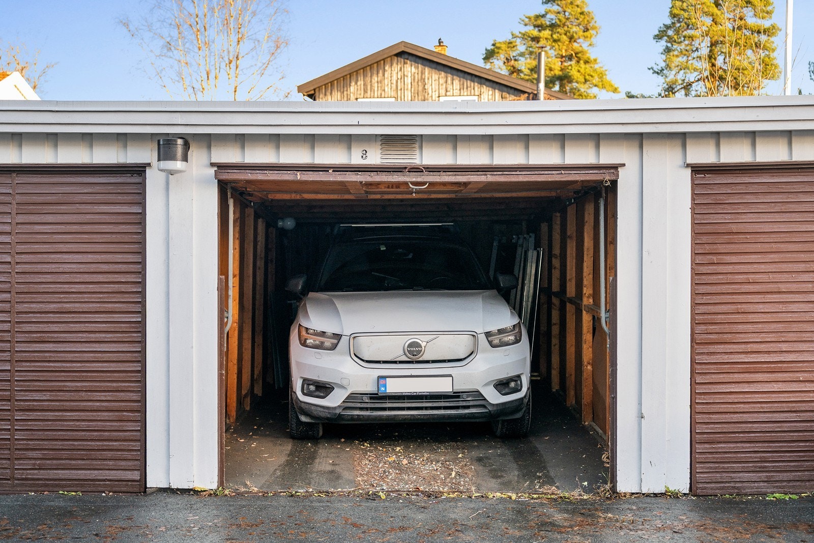 Frittliggende garasjebygg med adskilte garasjer, hver med egen kjøreport Galleribilde