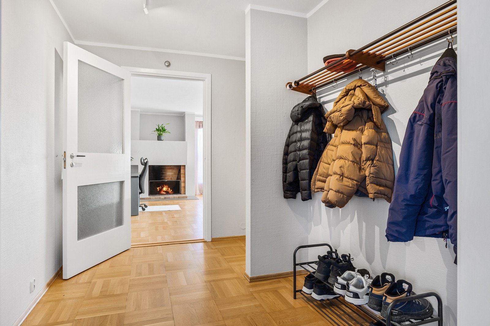 Romslig entré med god plass til oppheng av yttertøy og sko Galleribilde