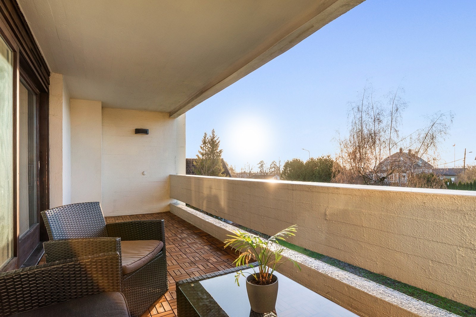 Leiligheten er beliggende i byggets 2 etasje og inneholder entre, gang, stue, kjøkken, bad, toalett og 3 soverom. I tillegg til en herlig balkong på 14 kvm Galleribilde