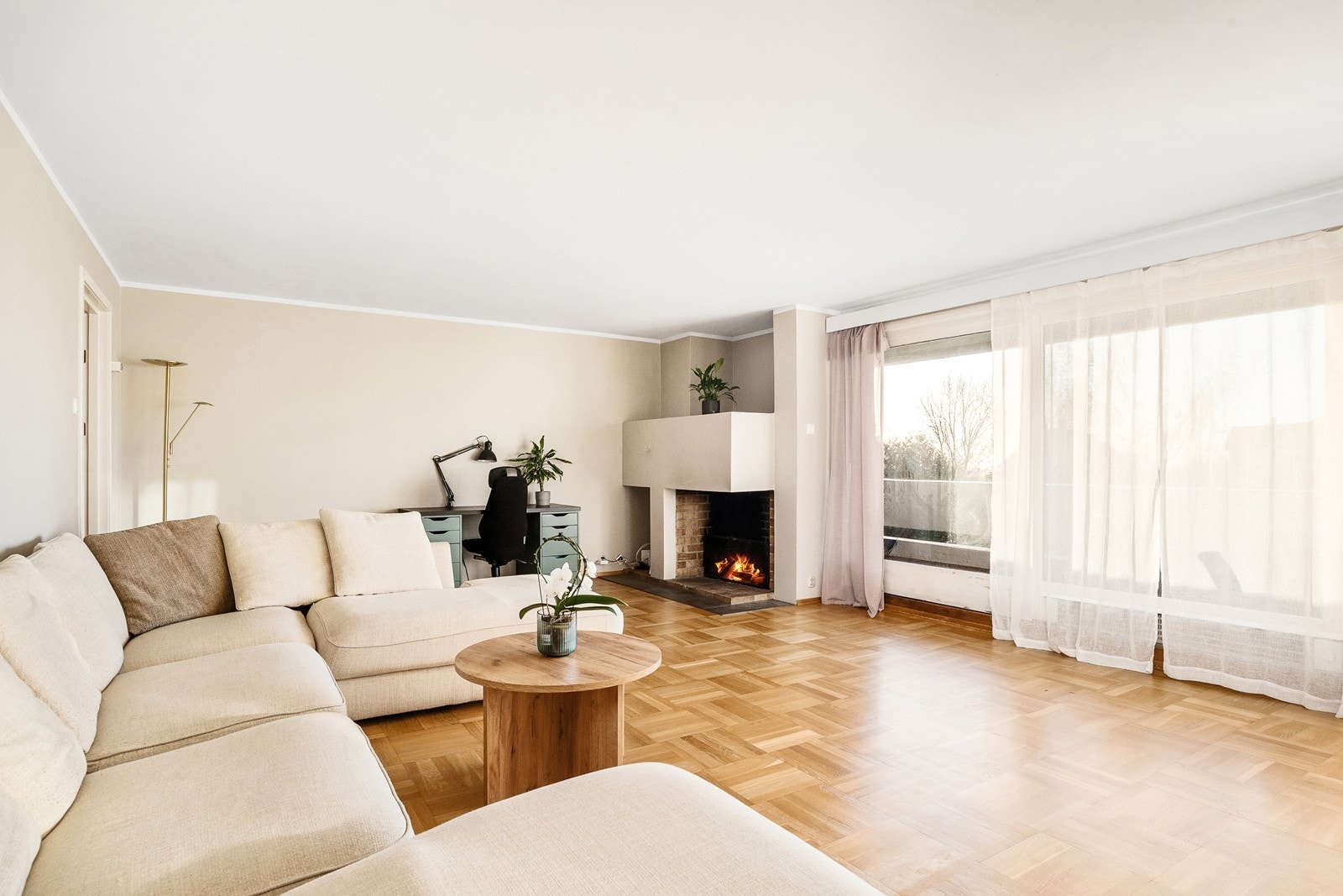 Lys og romslig stue med store vindusflater som slipper inn rikelig med naturlig lys Galleribilde