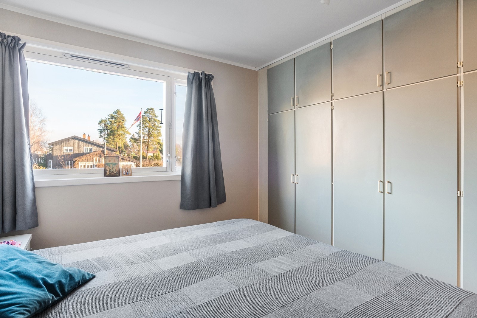 Praktisk innebygget garderobeskap av god størrelse Galleribilde