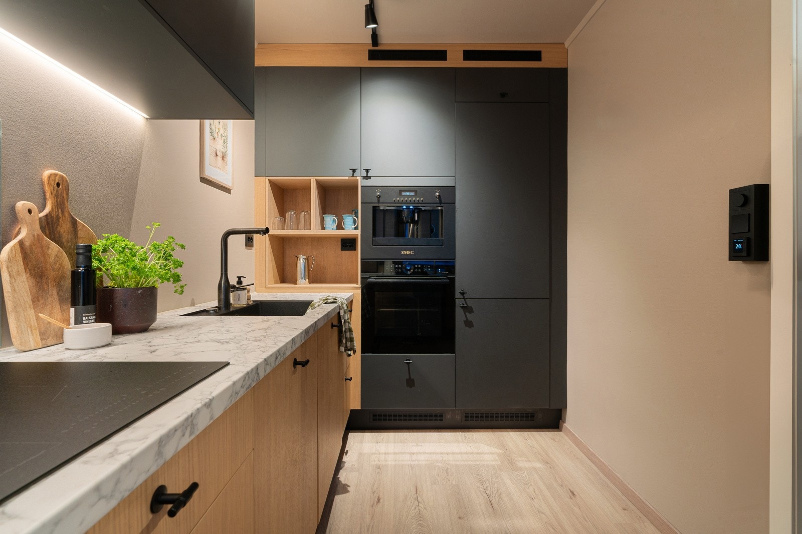 Høyskap fra gulv til tak og smarte løsninger.